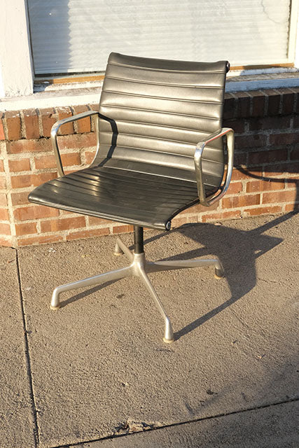 Eames Aluminum series arm chair 2nd edition